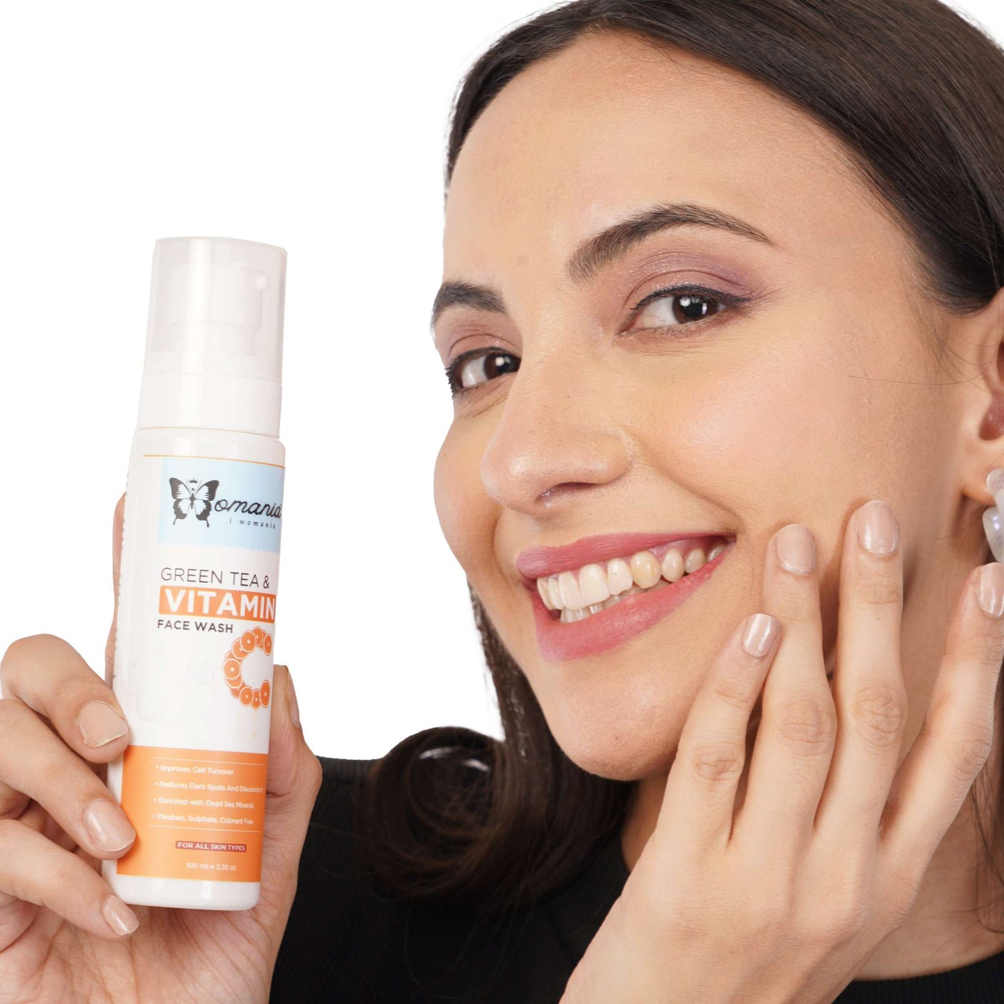 Green tea and vitamin C face wash, 100 ml, antioxidant and brightening formula.