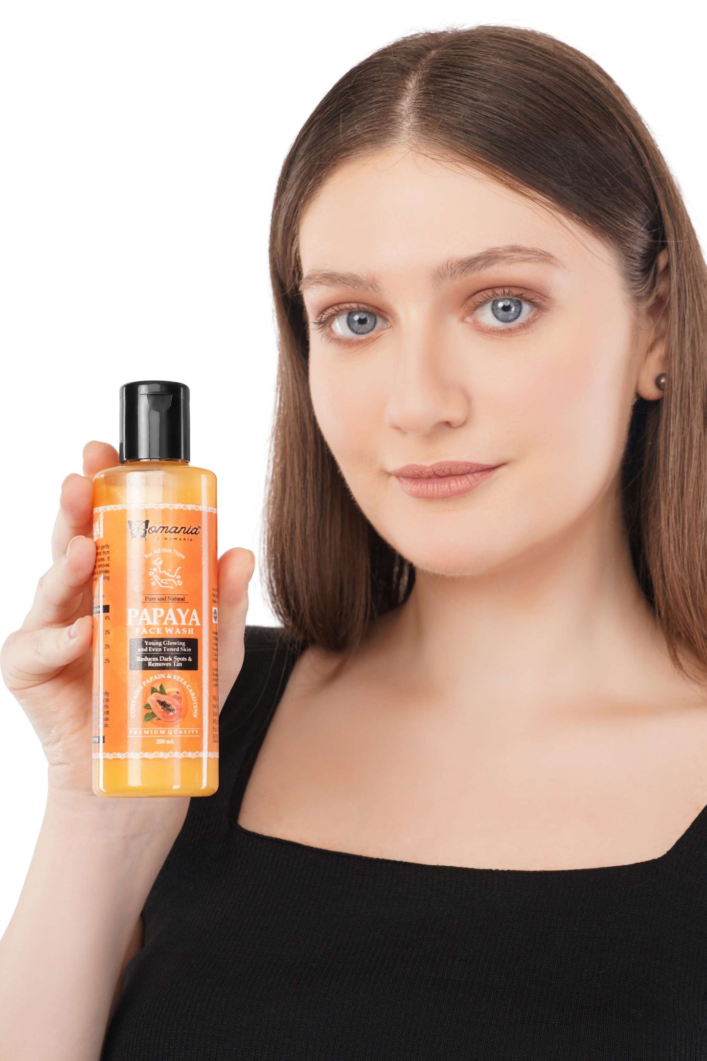 Papaya Deep Cleansing Face Wash 200 ml held by woman.